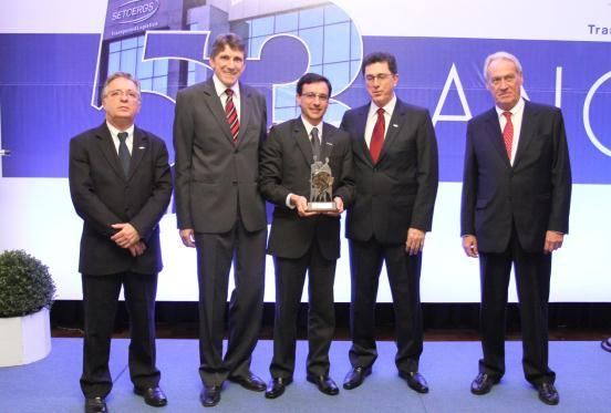 5. Relacionamento Prêmios Prêmio Preferência do Transporte e Logística 2011 Categoria Fabricante de Implementos Rodoviários.