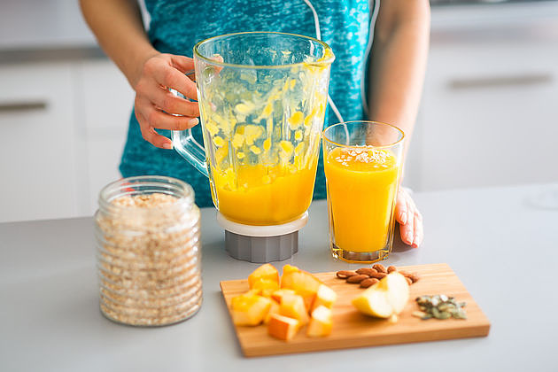 SUCO DETOX AMARELO SUCO AMARELO CALMANTE 2 fatias grossas de melão 250 ml de água de côco Suco de 1 limão siciliano 1