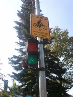 23 Não há definição correspondente aos semáforos para ciclistas. Exemplo utilizado em São Paulo pode ser apresentado: Figura 2-7, existente na ciclofaixa de lazer da cidade de São Paulo.