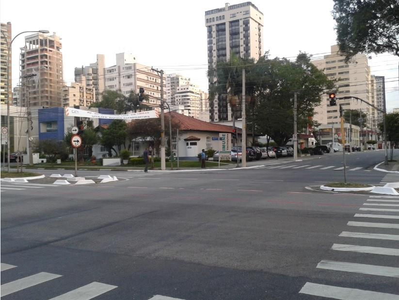 Foto 2: (VIA 1) Avenida Indianópolis Ilha no canteiro central dificulta travessia dos pedestres