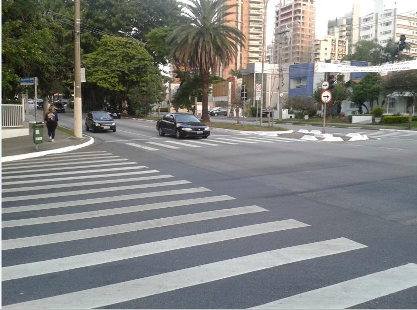 Foto 4: Cruzamento da Avenida Indianópolis com Alameda dos Maracatins - Poste de energia obstruindo
