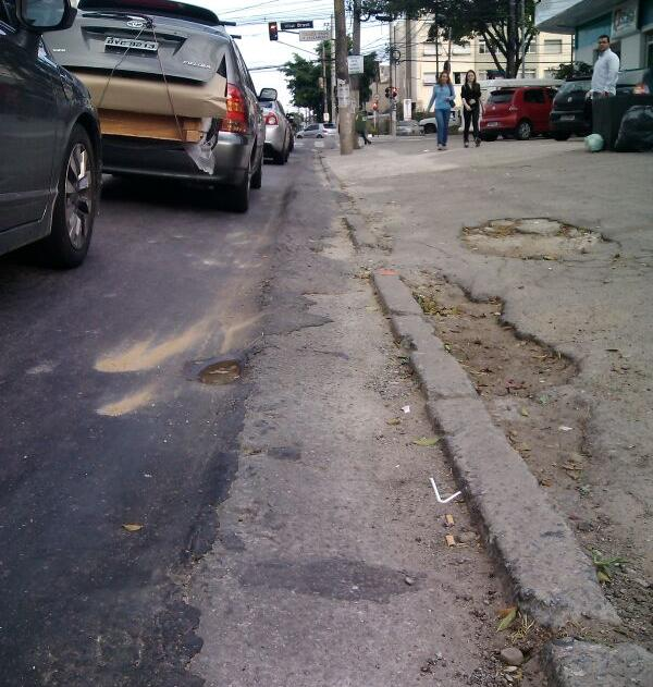 Foto 2: Rua Alvarenga Lado Diretio sentido tráfego Análise (1) - Solevamento lateral no pavimento flexível, gerando