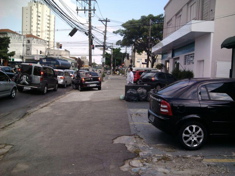 Foto 5: Rua Alvarenga Lado Diretio sentido tráfego Análise (1) - Devido a presença de comércio, o passeio é fortemente