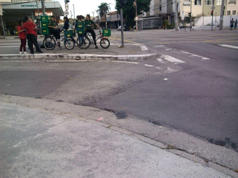 Foto 6: Rua Alvarenga Lado Esquerdo sentido tráfego Análise (1) - Passeio com grande descontinuidade devido a presença de