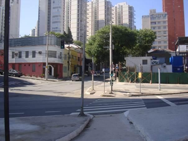 Figura 3 - Sinalização de regulamentação de estacionamento na Av. Sumaré.