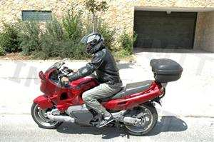 O motociclista deve sempre verificar o ângulo morto, antes de: Acelerar para ultrapassar. Assinalar a marcha. Reduzir a velocidade.