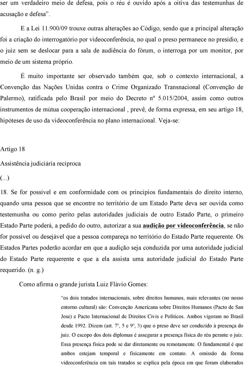 sala de audiência do fórum, o interroga por um monitor, por meio de um sistema próprio.