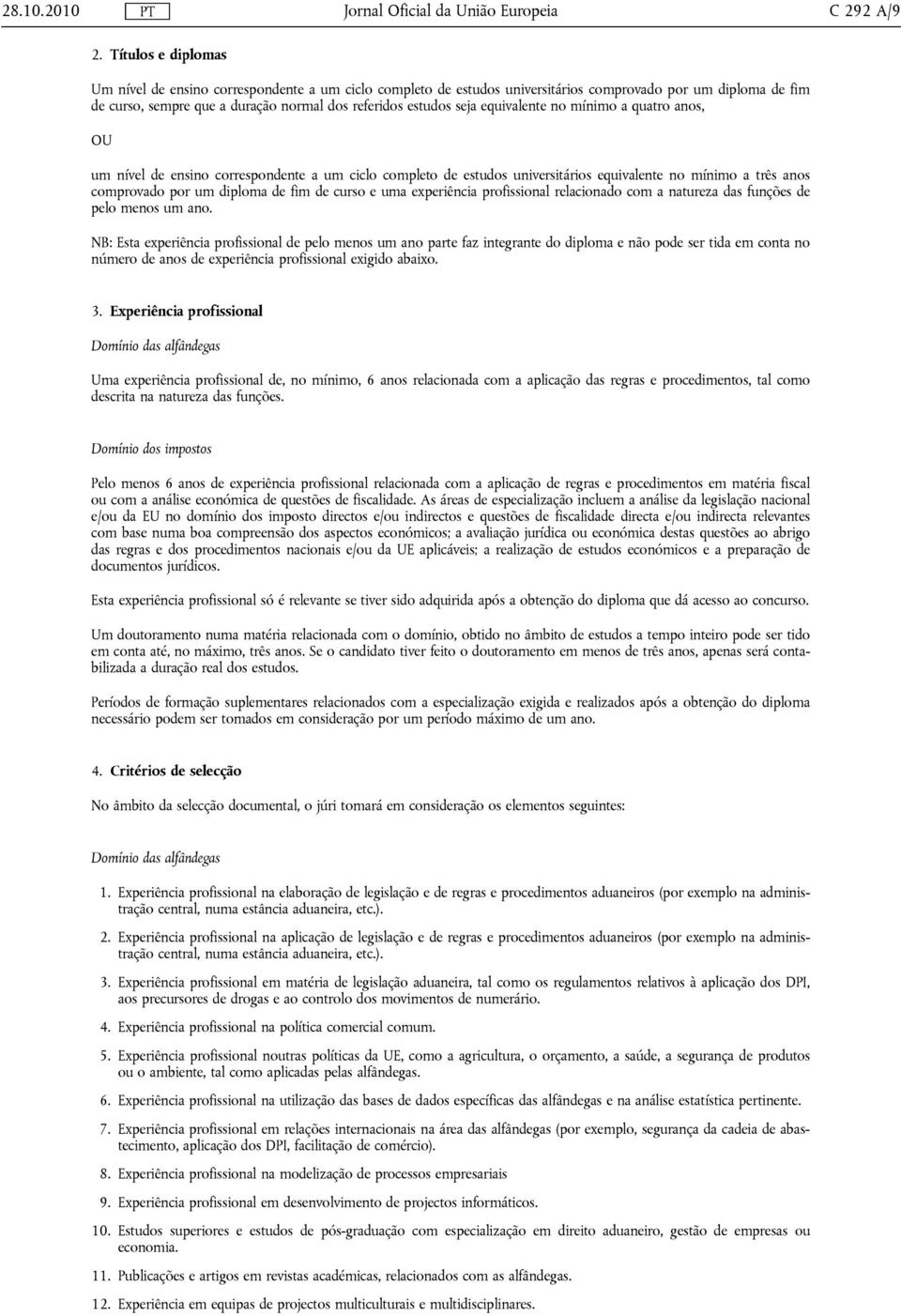 equivalente no mínimo a quatro anos, OU um nível de ensino correspondente a um ciclo completo de estudos universitários equivalente no mínimo a três anos comprovado por um diploma de fim de curso e