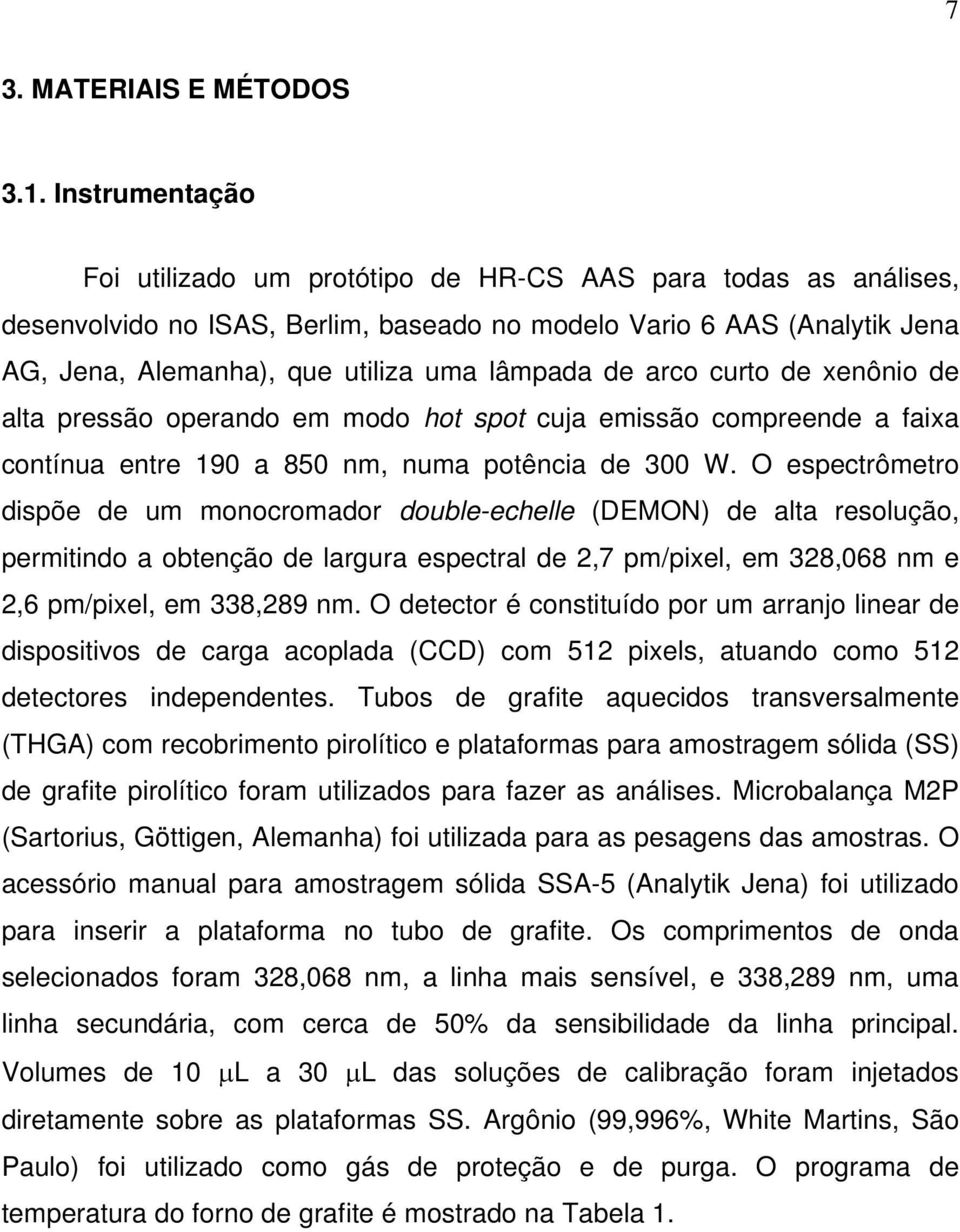 de arco curto de xenônio de alta pressão operando em modo hot spot cuja emissão compreende a faixa contínua entre 190 a 850 nm, numa potência de 300 W.