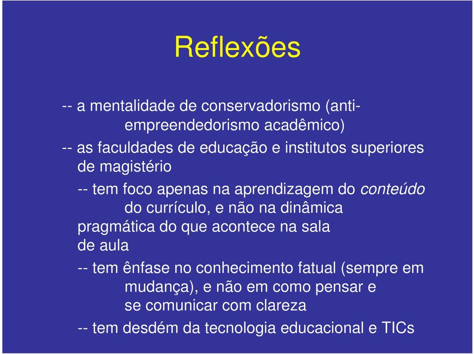 currículo, e não na dinâmica pragmática do que acontece na sala de aula -- tem ênfase no conhecimento