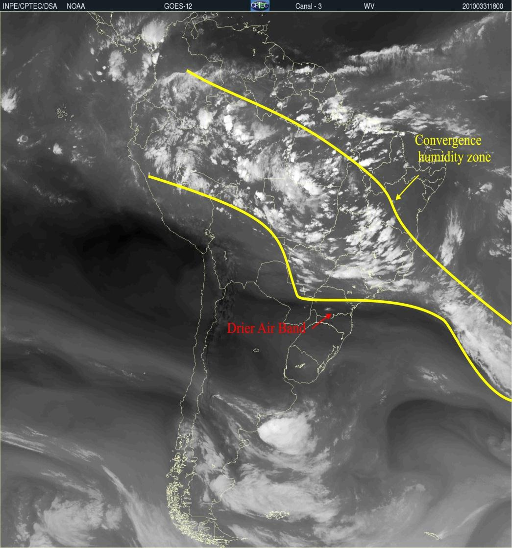 3. Zonas de Convergência: ZCAS, ZCPS, ZCIT Nas imagens de satélites, a ZCAS pode ser identificada por: corredor de umidade (WV) e