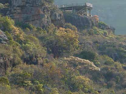 205 res, centro de visitantes, centro de educação ambiental e as trilhas para visitação. Entretanto os múltiplos atrativos e a vocação para turismo científico ainda são incipientemente explorados.