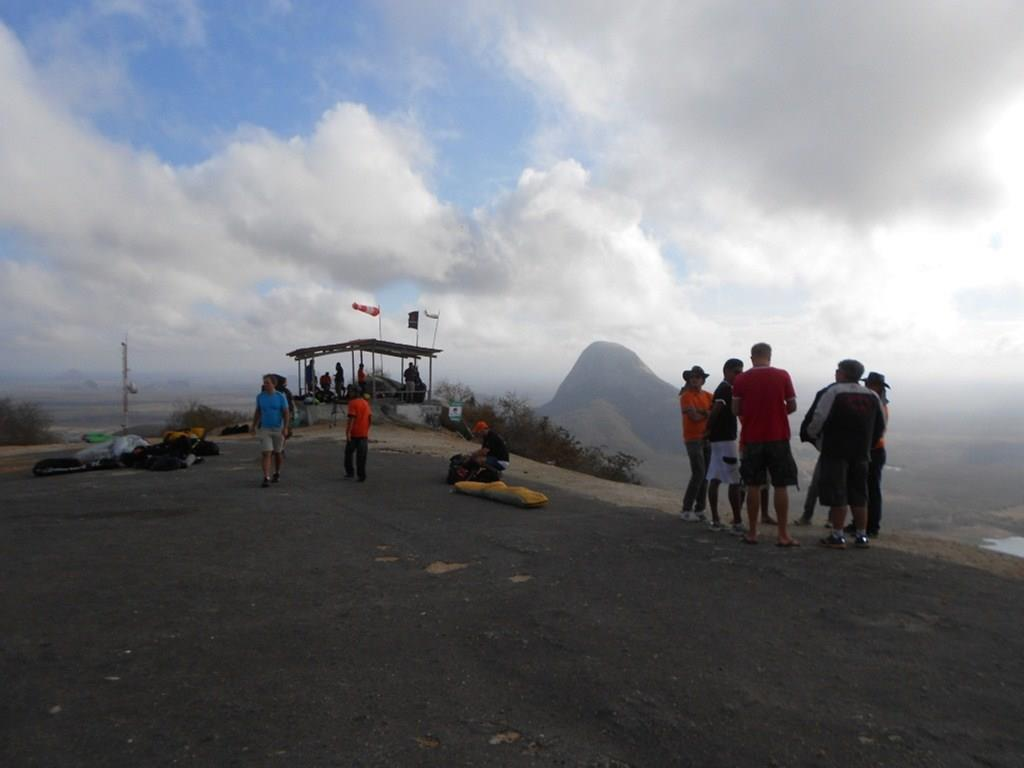 43 Quixadá no Ceará. A figura 13 a seguir mostra a imagem da Rampa do Quixadá/CE instalada no morro do Urucum. Figura 15 Imagem da rampa de voo livre Quixadá/CE Fonte: http://blogs.diariodonordeste.