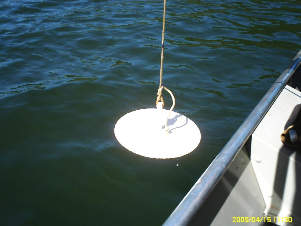 44 3.3.2 Transparência da Água A transparência foi obtida em campo com o uso do disco de Secchi, a partir da indicação da profundidade de seu desaparecimento na água (CETESB, 1987; ESTEVES, 1998),
