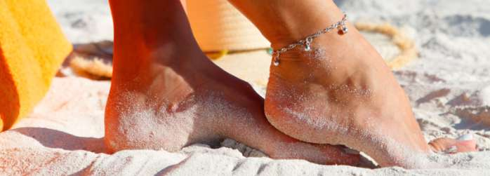 Atualização em Terapêutica Dermatológica 1 Infecções fúngicas nos pés Opções de tratamentos para infecções fúngicas dos pés, muito prevalentes no período do verão 1.