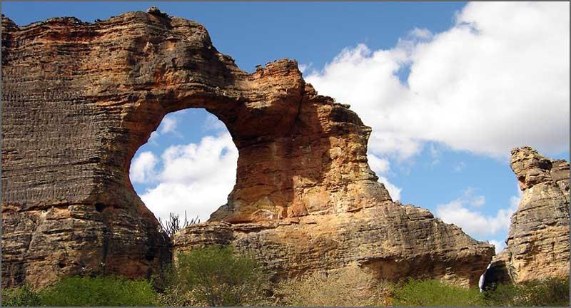 As rochas não se encontram na Natureza convenientemente divididas em corpos separados ígneas aqui, sedimentares ali e metamórficas acolá.