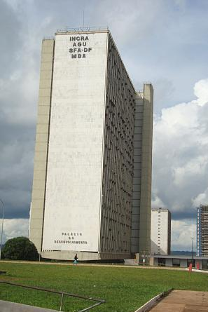 Instituto Nacional de Colonização e Reforma Agrária INCRA MISSÃO Implementar a política de reforma agrária e realizar o ordenamento