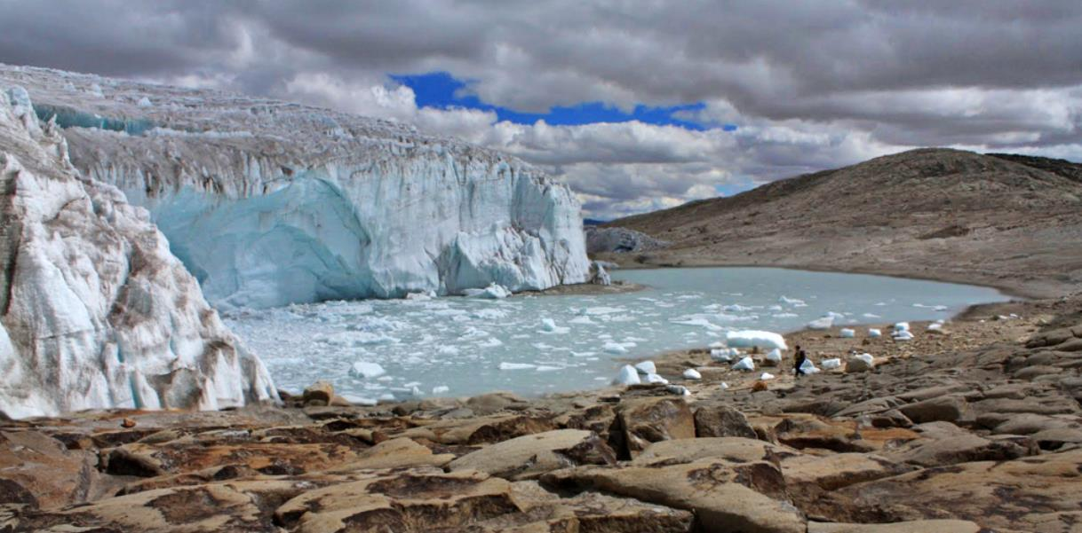 Tipos de erosão: Erosão glacial: As geleiras (glaciares) deslocamse lentamente, no sentido descendente, provocando