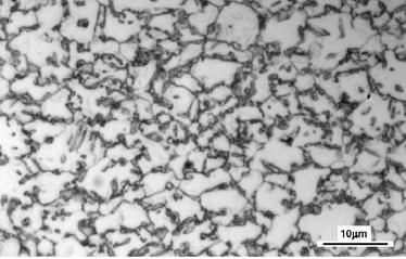 51 Figura 2.16 Microscopia óptica da microestrutura de um aço TRIP600 atacado com (a) Nital 2% e (b) reagente Marshall (OLIVER; JONES; FOURLARIS, 2007) Na Figura 2.