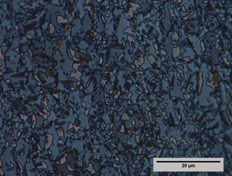 89 (a) Figura 4.12 - Regiões distintas de uma amostra sem pré-ataque. Aumento 1000x. (Condições: ataque por imersão, reagente LePera modificadoiii, t=25s, secagem natural) (b) Nas Figuras 4.