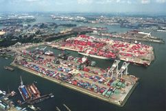 Ambiente Portos holandeses premeiam navios verdes Os portos holandeses de Amesterdão, Moerdijk, Dordrecht e Roterdão vão permitir descontos nas taxas portuárias a navios que sejam amigos do ambiente.