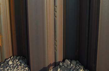 Grampeamento ( crimping ) Sheet Piling Ao contrário dos perfís de tipo Z, os conectores de perfís de tipo U devem transmitir forças cortantes.