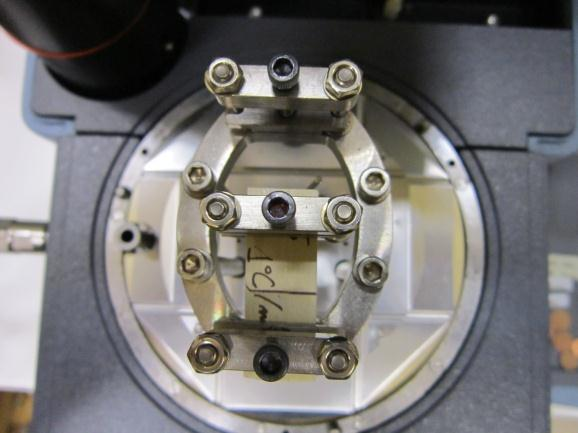 4.2.2.3 Procedimento experimental Os ensaios de DMA foram realizados num equipamento de análise mecânica-dinâmica Q800 da TA Instruments (Figura 4.