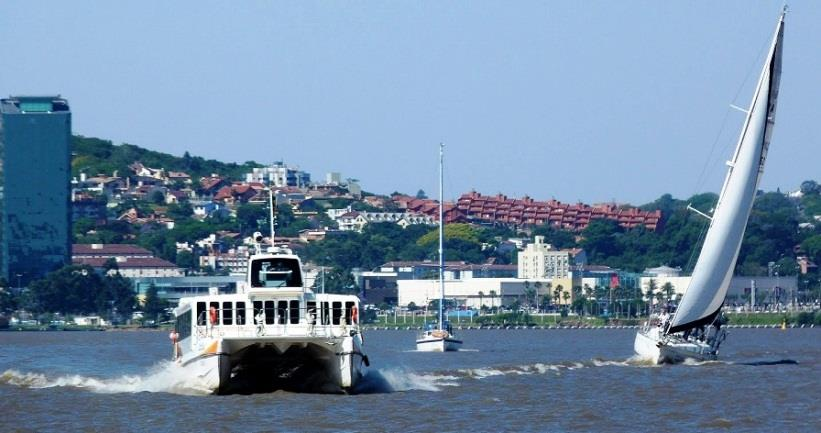 História Recente Transporte de Passageiros no Guaíba A primeira travessia regular de barcas com pessoas e veículos foi em 1940.