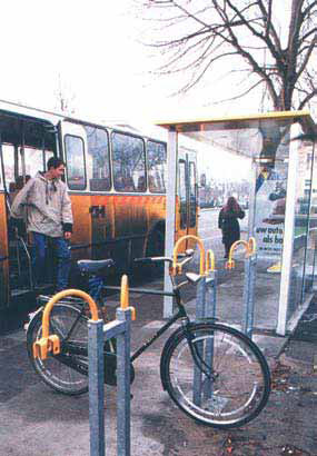 29 Foto 08: Paraciclo junto a ponto de ônibus na Holanda. Fonte: SEMOB, 2007.