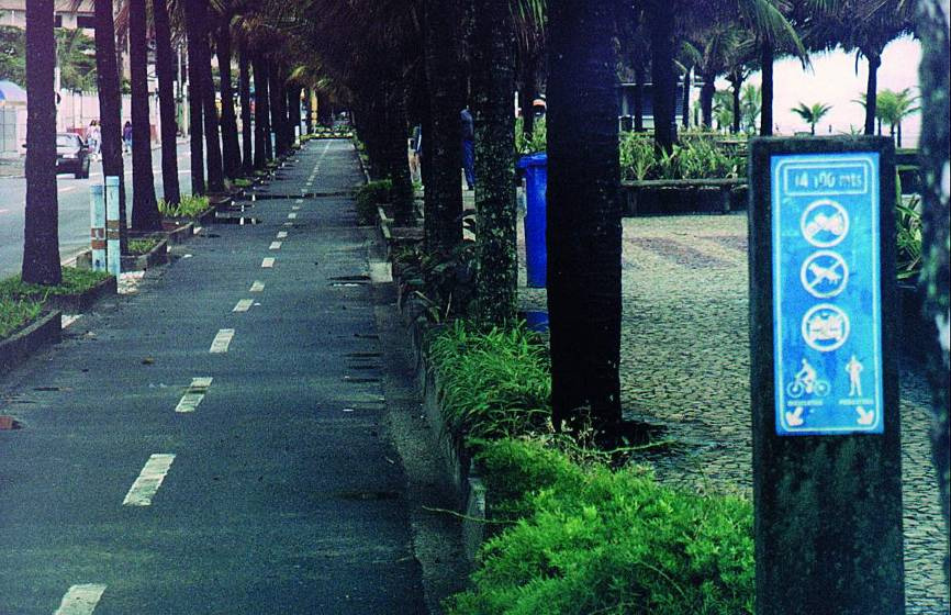 11 Foto 1: Ciclovia arborizada em Praia Grande (SP). Fonte: Geipot, 2001.