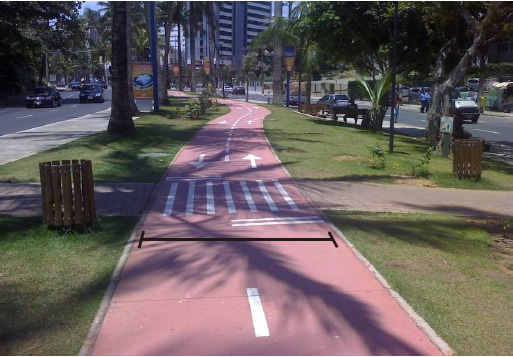 63 Apesar de possuir boa infraestrutura e pavimentação a ciclovia da avenida Centenário não possui grande extensão, medindo 1,63km de acordo com medição do programa Google Earth, sendo que por sua