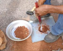 A inconveniência desse procedimento é que quando se crava o molde cilíndrico na camada o molde acaba por compactar a porção de solo dentro do molde.