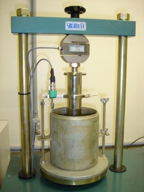 Pressão (kgf/cm2) 90 Figura 63 - Prensa de ISC elétrica. Acionar a prensa (manual ou elétrica) de forma a penetrar a amostra com o pistão de penetração a uma velocidade de 1,27mm/min.