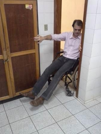 William Cestari et al FIGURA 34 ELEVADOR DO BLOCO D67 Ainda no Bloco D67, um dos pesquisadores se colocou na cadeira de rodas para avaliar as condições enfrentadas no banheiro.