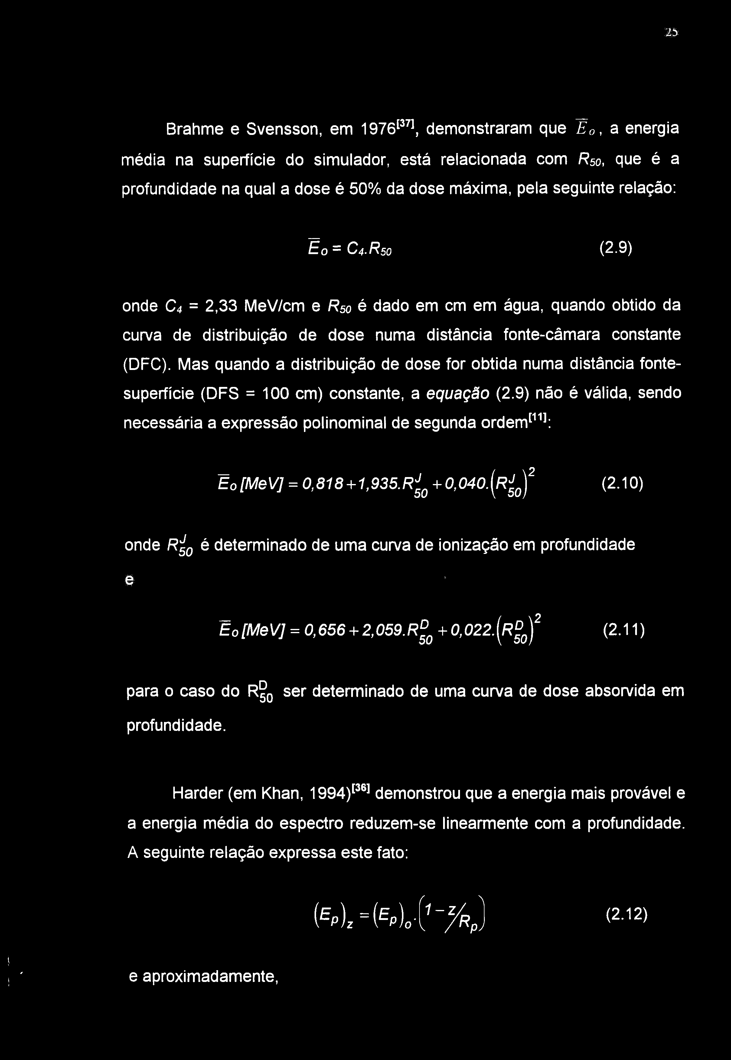 23 Brahme e Svensson, em 1976'^^, demonstraram que Êo, a energia média na superficie do simulador, está relacionada com R50, que é a profundidade na qual a dose é 50% da dose máxima, pela seguinte
