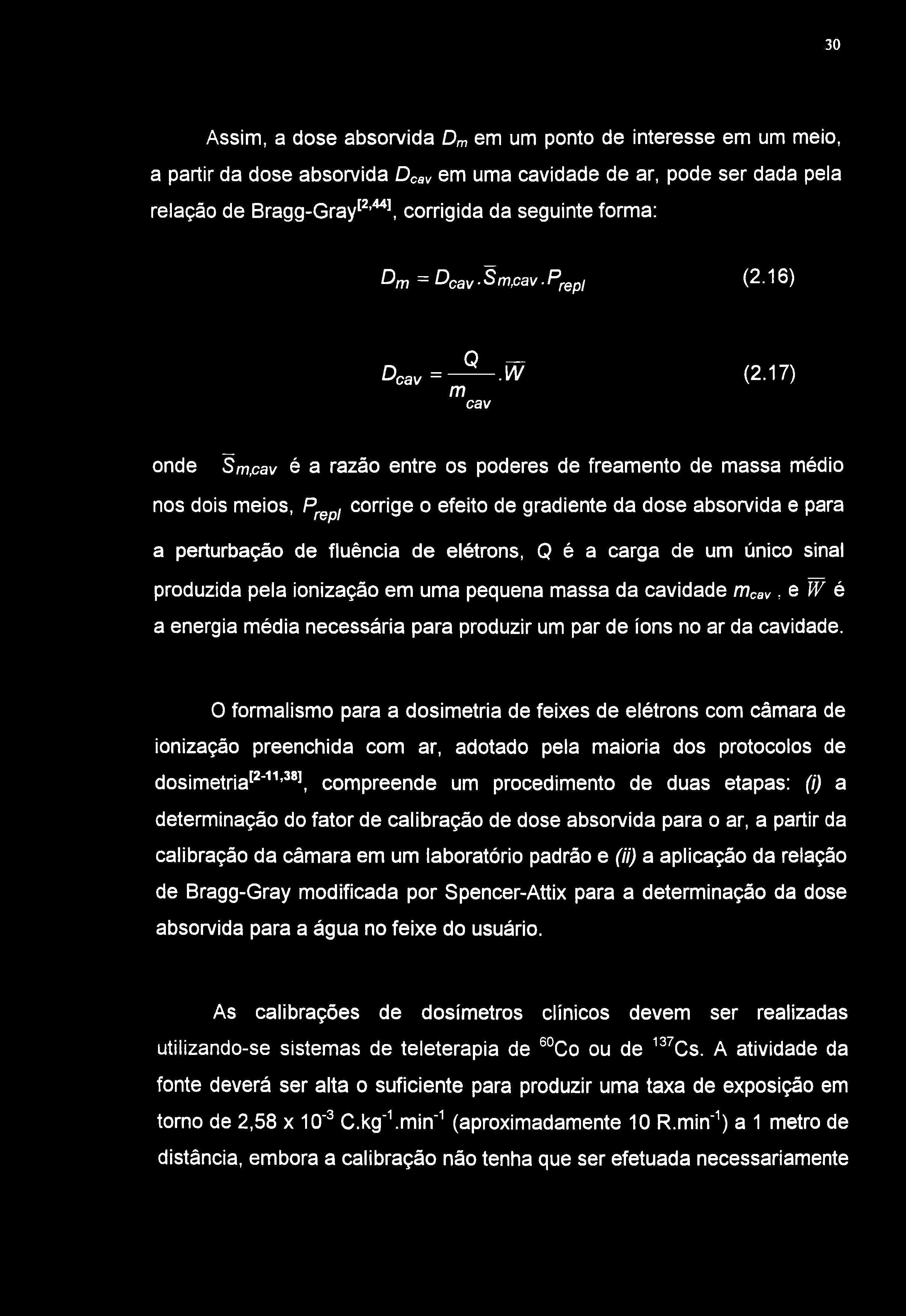 30 Assim, a dose absorvida Dm em um ponto de interesse em um meio, a partir da dose absorvida Dcav em uma cavidade de ar, pode ser dada pela relação de Bragg-Gray'^''**', corrigida da seguinte forma: