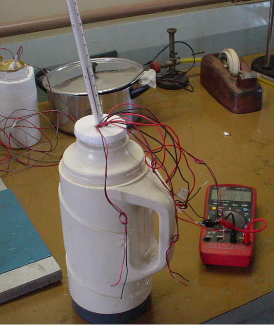 Colocou-se água dentro de uma garrafa térmica, então os sensores, juntamente com o termômetro foram colocados dentro da garrafa.