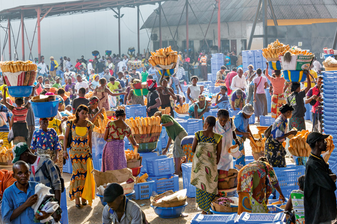 Um lema: independência Photograph by Pascal Maitre Vindo de uma família de classe média de Kinshasa, capital da República Democrática do Congo, onde o pai trabalha em uma empresa de distribuição de