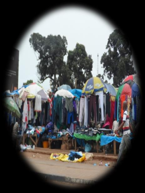 Os alimentos, roupas e utensílios na maioria são trazidos de Dakar (capital do Senegal) e Portugal.