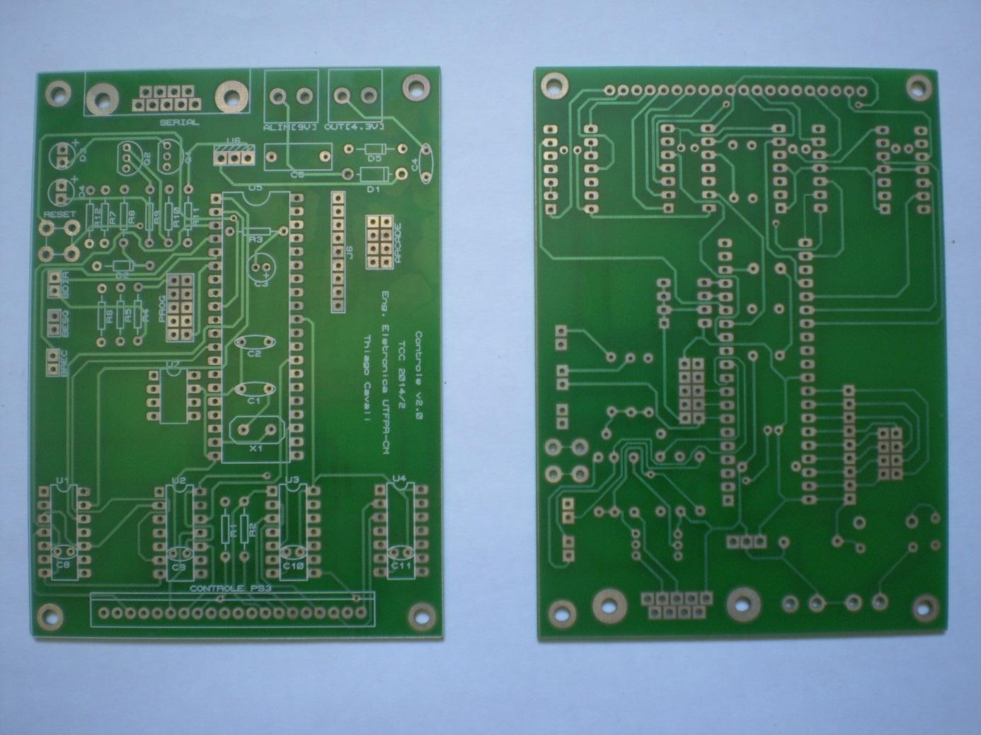 62 Figura 49 - Placa de circuito impresso. Da esquerda para a direita: Face superior; Face inferior. Fonte: Autoria Própria. 3.