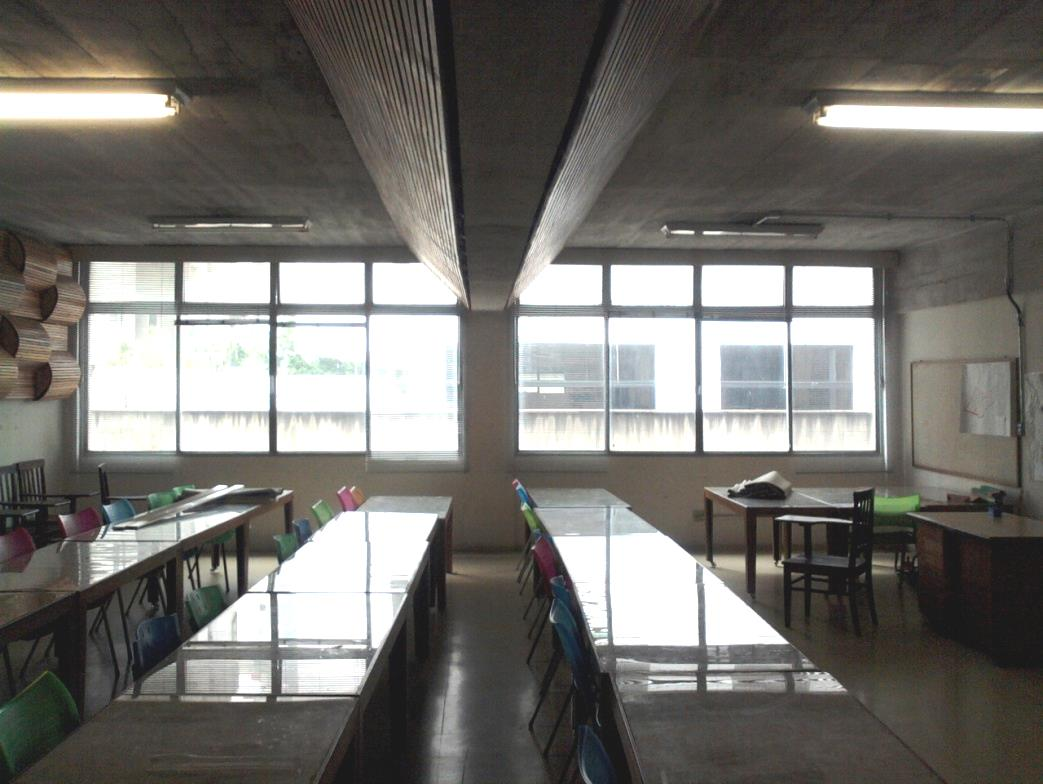 RETROFIT UFMG School of Architecture Luminárias sem controle de ofuscamento Em 2013.