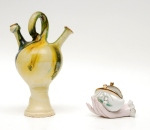 366 :: Covilhete e cestinho Covilhete em porcelana europeia, séc. XIX/XX, vidrado a verde, bordeaux e ouro, decorado com flores policromadas. Juntamos cestinho em porcelana da Bavária.