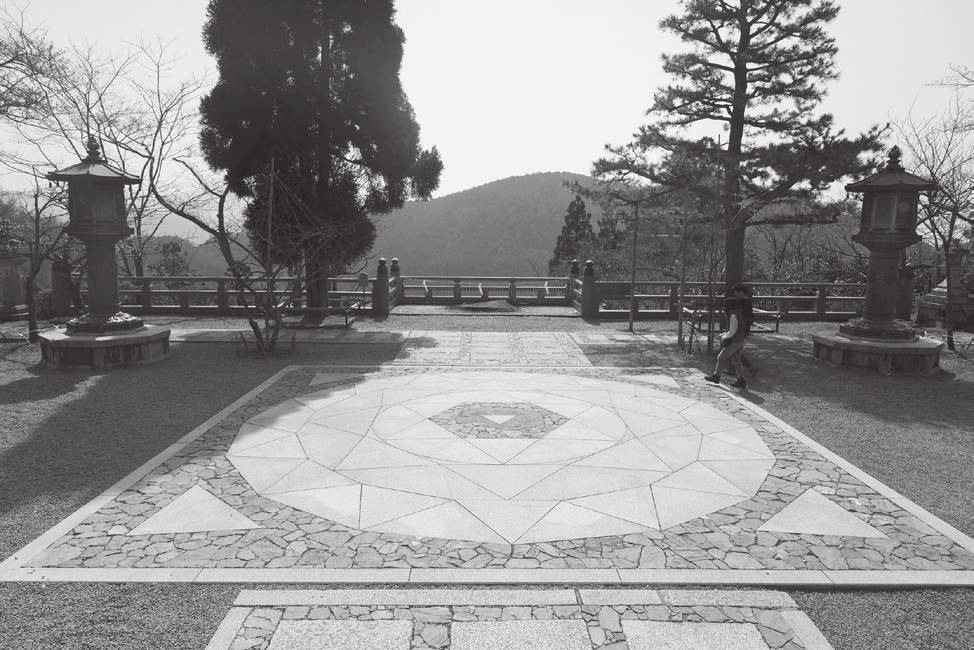 42 Figura 5 Monte Kurama, Quioto: local do grande centro energético que se liga à energia do Universo. O AUTOTRATAMENTO O autotratamento faz parte da rotina de todos os praticantes de Reiki.