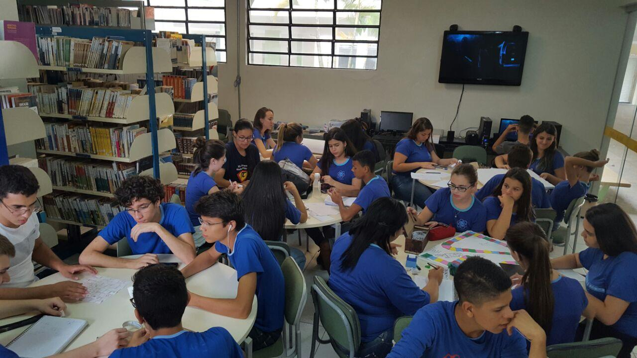 Foto 7: Bolsistas Káique, Miguel e Amanda, com os alunos da 2ª série do EM da escola