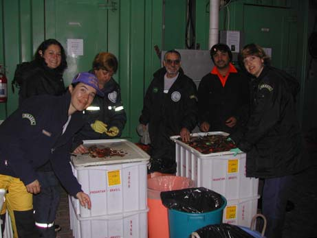 REFÚGIOS E ACAMPAMENTOS Todo o lixo produzido retorna para a Estação Antártica Comandante Ferraz ou para o Navio de Apoio, com exceção das águas negras e cinzas oriundas do sanitário e do cozimento