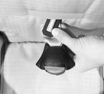 imprescindible que el fabricante lo examine. 6.1 Mantenimiento del broche del cinturón El funcionamiento del broche del cinturón contribuye esencialmente a la seguridad del niño.