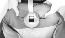 6.3 Extracción de la funda Afloje los cinturones al máximo (véase 4.2). Abra el broche del cinturón 24 (presione el pulsador rojo).