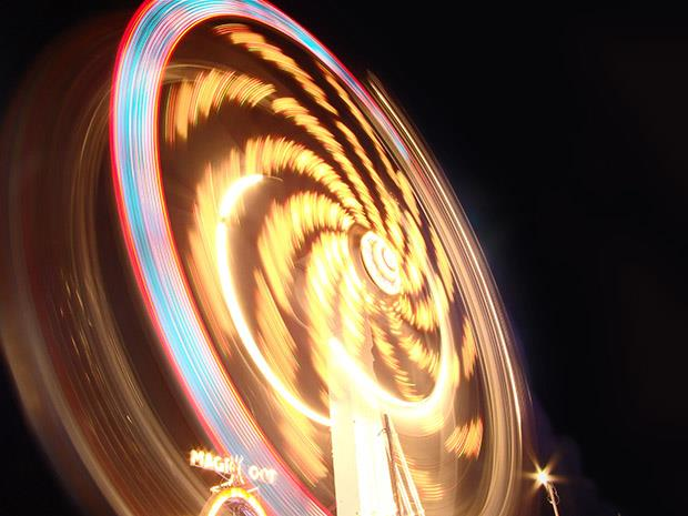 Fotografia de brinquedo em parque de diversão com 4 segundos de exposição, F8 e ISO 80 (Foto: Adriano Hamaguchi) Dependendo da velocidade do objeto, você também poderá utilizar velocidades maiores,