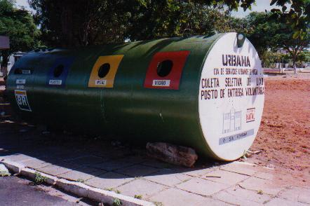 verde (vidro) e vermelho (plástico), sendo localizados em pontos de grande movimento da cidade fazendo com que se associasse o PEV a uma instituição tais como Igrejas, Centros Comunitários e