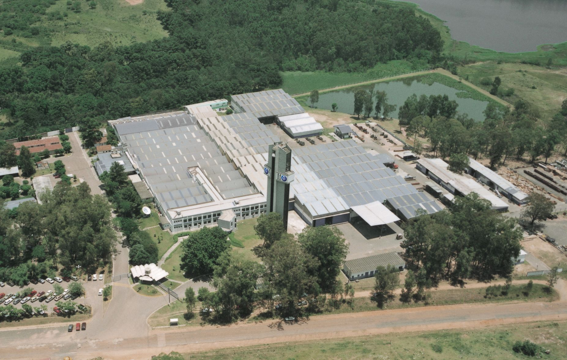 ThyssenKrupp Elevadores A Empresa 3 Fábrica de Guaíba - RS Linha de Produtos Elevadores convencionais, panorâmicos e hidráulicos. Elevadores sem casa de máquinas. Escadas e esteiras rolantes.